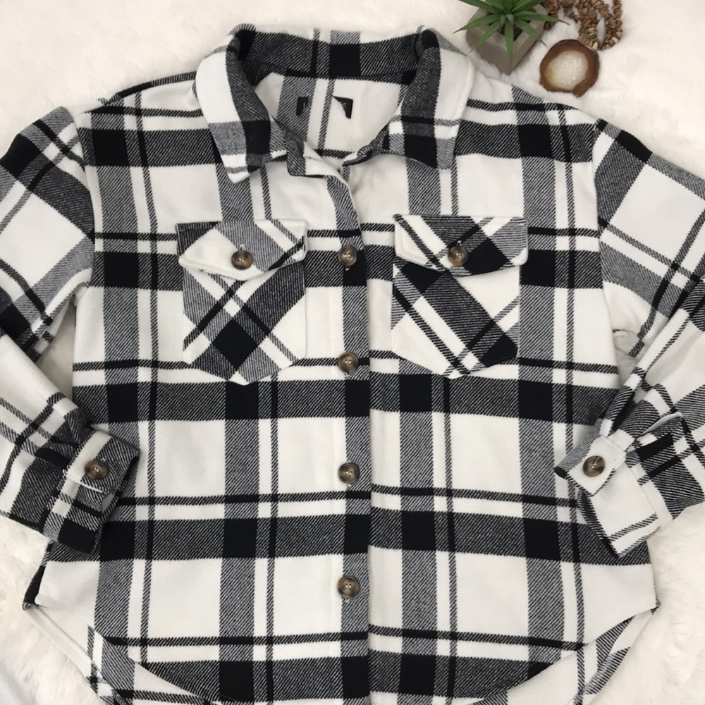 Love Tree Black & White Plaid Shacket Barn Jacket Size Medium